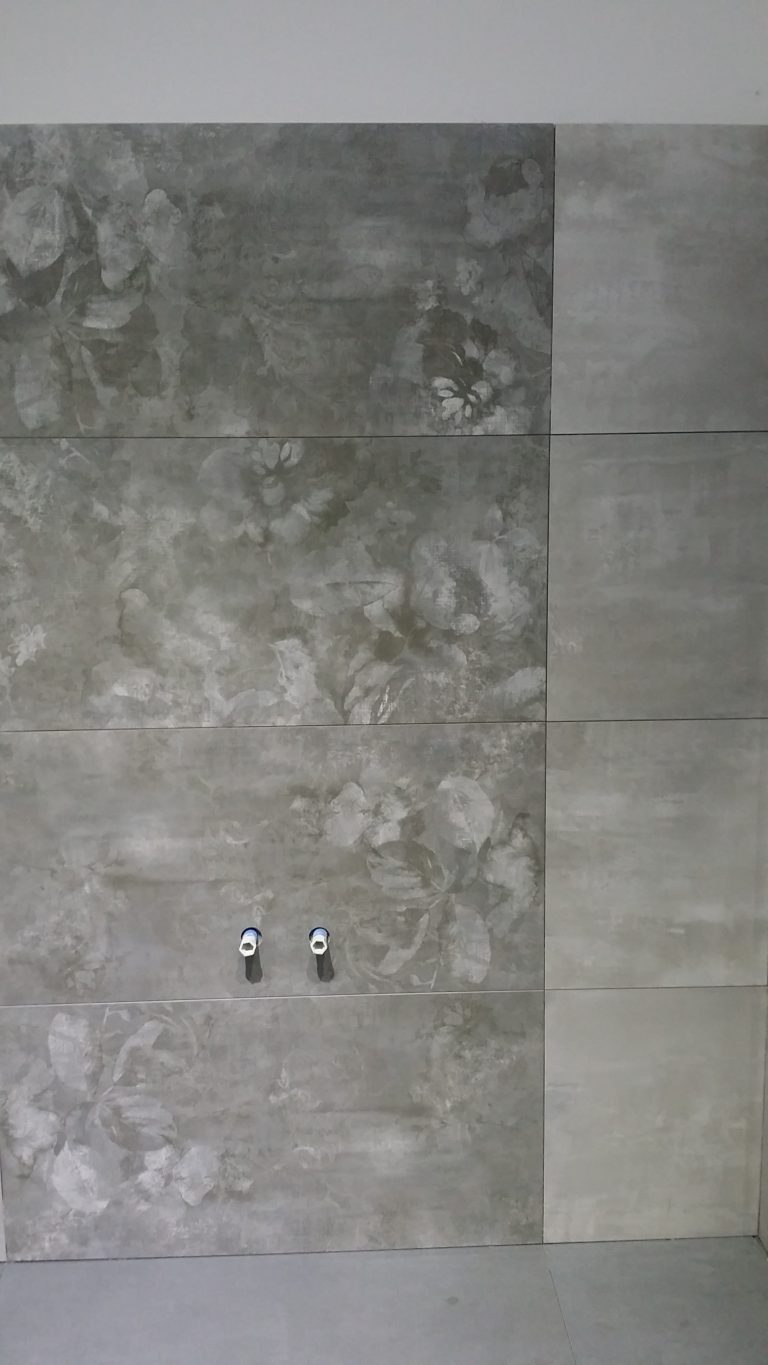 Bathtub wall