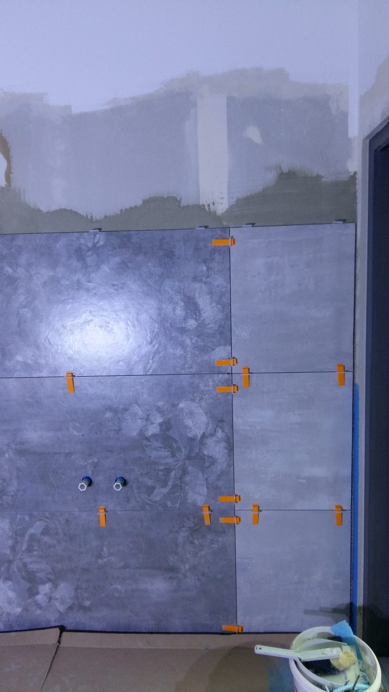 Bathtub wall