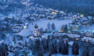 Hinterzarten im südlichen Schwarzwald, auf gut 900 Metern gelegen: Blick auf das verschneite Hinterzarten am Abend. Das Foto ist frei für die Veröffentlichung in Katalogen von Reiseveranstaltern und in Verlagsproduktionen.